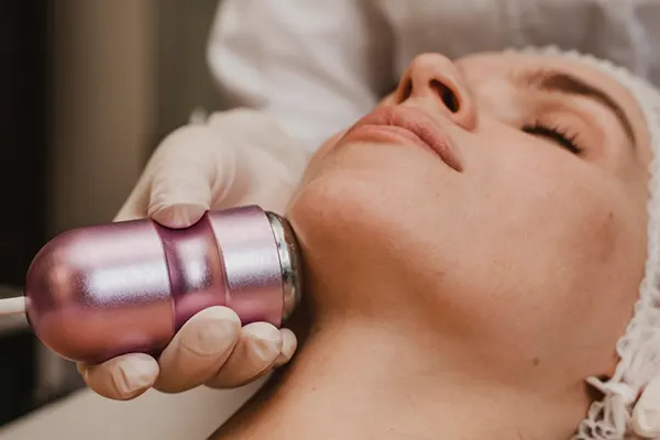 La radiofrecuencia en la papada es una de las técnicas más efectivas para mejorar el aspecto del cuello y el contorno facial sin necesidad de cirugía. Este tratamiento, ideal en...