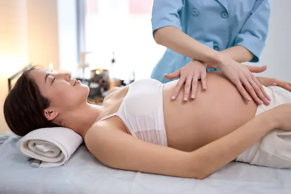 Durante la gestación, muchas mujeres comienzan a experimentar los beneficios del masaje prenatal para aliviar tensiones y favorecer su bienestar. En Dulce Figura Spa te invitamos a descubrir cómo esta...