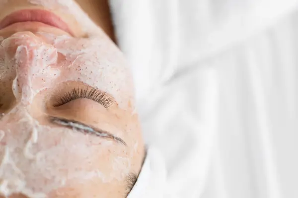 ¿Sabías que exfoliar la piel con demasiada frecuencia o de forma incorrecta puede dañarla? En Dulce Figura queremos ayudarte a comprender claramente cada cuánto se debe hacer exfoliación facial para...