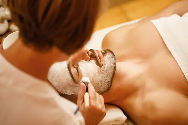 Si buscas relajarte y cuidar de ti con una experiencia diseñada especialmente para tu bienestar, un spa para hombres es la opción ideal. En este artículo de Dulce Figura te...